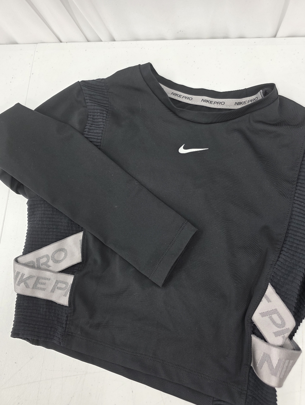 Nike Pro Aeroadapt CROPPED Long Sleeve‎ Stretch BV4134-010 Black Womens Medium.